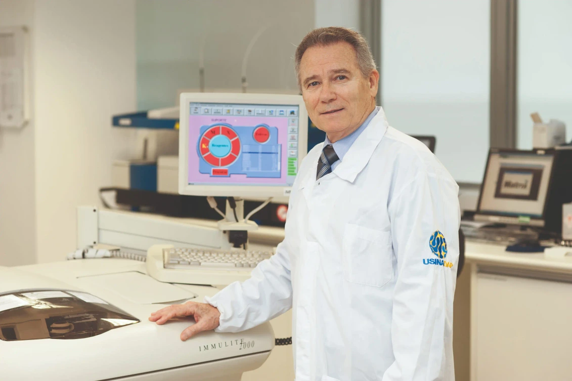 João Nilson Zunino ao microscópio no Laboratório Santa Luzia
