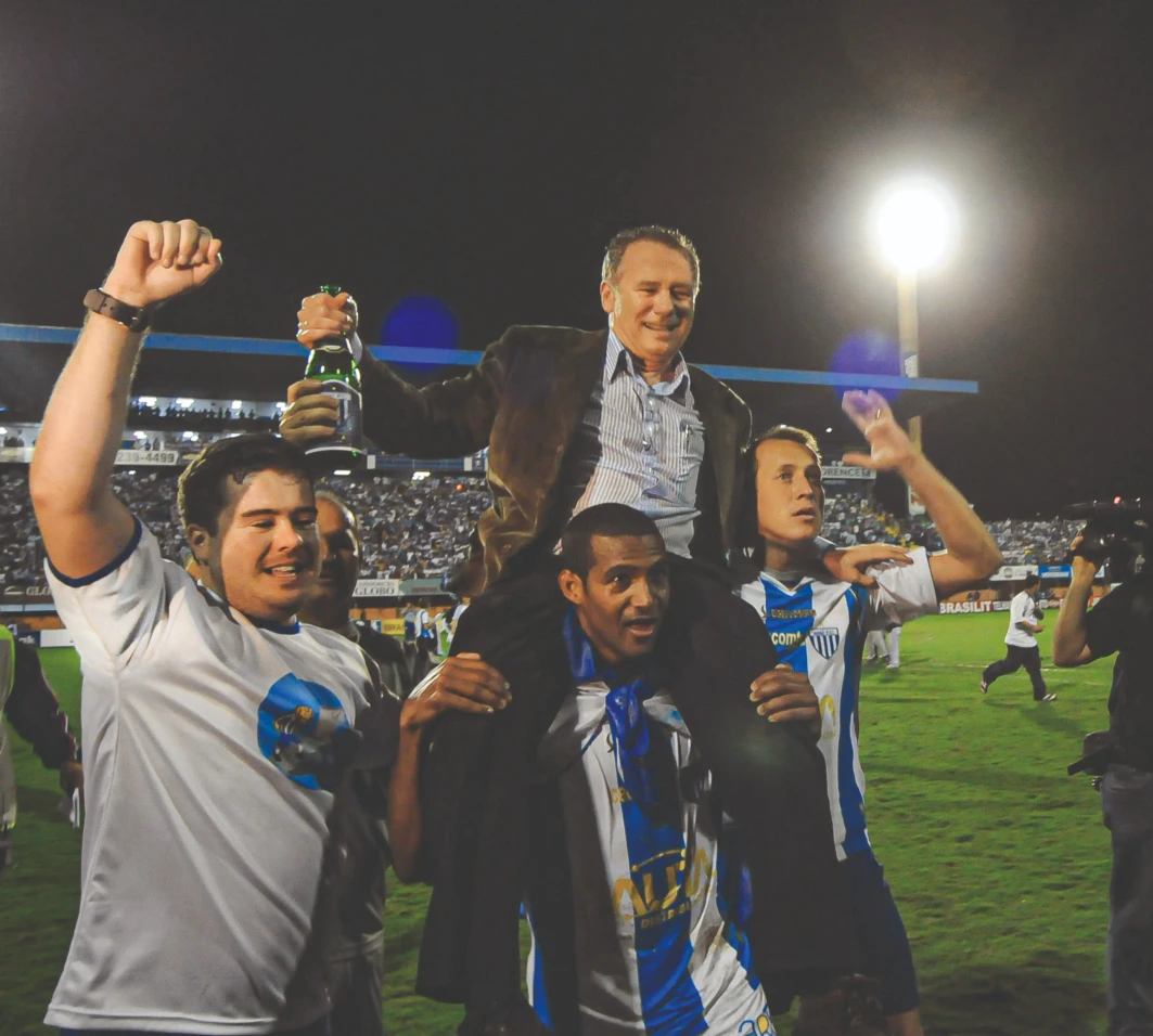 Zunino nos ombros do capitão Batista com o craque Marquinhos e o filho Gabriel na celebração da conquista da Série A pelo Avaí em 2008