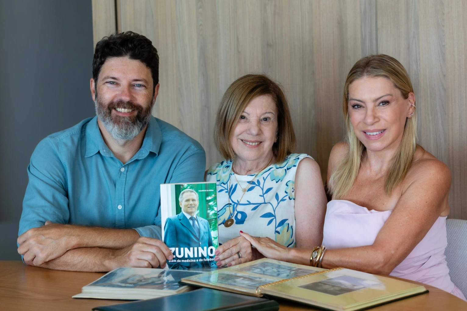 Maurício Oliveira, autor do livro, com Marlene Zunino e Daniela Zunino, coordenadora do projeto biográfico
